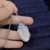 Calcedonia Natural Tipo Hielo Colgante de Hoja Plata 925 Incrustada Calcedonia Rama Dorada Colgante de Hoja de Jade Blanco Hielo con Fluorescencia