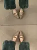 Zapatos sofisticados de estilo francés con forro de pelo gris para mujer, perfectos para usar al aire libre en la temporada otoño/invierno 2025. Estos zapatos planos cómodos, que no cansan y son elegantes, con tacón de cuña, son ideales para ir al trabajo.