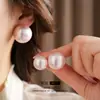 Pendientes Redondos Sencillos de Perla Aguja Plateada de Moda Versátiles para Viajes al Trabajo Pendientes Retro de Nicho Pendientes de Alto Temperamento para Mujer