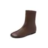 Botas finas elásticas planas estilo britânico de 1 cm, novo modelo outono e inverno 2026, botas curtas versáteis slip-on de bico redondo para mulheres