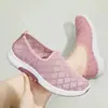 Sapatos de Tecido Verão Velho Pequim Femininos de Malha Sapatos Mãe Respiráveis Casuais Sola Macia Antiderrapantes Sapatos de Malha Salto Baixo Slip-on