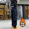 Pantalones de trabajo casuales para hombre de otoño e invierno, engrosados y forrados de polar, estilo recto holgado con pequeño logo triangular, diseño funcional, versátiles y modernos