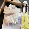 Zapatos Casuales de Suela Suave para Niñas de 6-12 Años Estilo Primavera y Otoño Estilo Princesa Zapatos Blancos Pequeños Velcro Superficie de Cuero Infantil Zapatos Deportivos