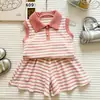 Conjunto de Polo de Verano para Niñas 2026 Nuevo Estilo Chaleco sin Mangas de Rayas con Cuello Solapa y Pantalones Cortos Conjunto de Dos Piezas
