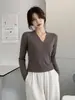 Camiseta básica gola V para mulheres, adequada para primavera e outono, pode ser usada como camada interna ou externa, corte justo, estilo puro e elegante, cor sólida, camiseta de manga comprida