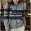 26 Cardigã de Tricô Jacquard Retrô para Mulheres, Novo Estilo Outono/Inverno, Gola Redonda, Moderno, Versátil e Adequado para o Trabalho