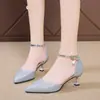 Zapatos de tacón medio de una sola tira, nuevo estilo verano 2026, puntera cerrada, sandalias de una tira con hebilla, tacones de aguja puntiagudos versátiles con lentejuelas para mujer