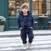 Conjunto de Invierno para Niños 2027 Nuevo Elegante Ropa de Invierno Engrosada para Niños, Chaleco Cálido y Sudadera Conjunto de Tres Piezas Moderno