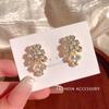 Pendientes de flores de diamantes de estilo coreano para mujer, ligeros, de lujo, de alta gama, para uso diario, con hojas distintivas, sencillos y combinables.