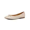 Zapato de mujer de cuero genuino con lazo poco profundo, punta redonda y tacón bajo, de oveja lavada con arrugas naturales, suela blanda, colección otoño 2026