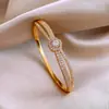 Pulsera Redonda Entrelazada Hueca Transfronteriza Europea y Americana, Pulsera de Declaración Moderna y Única, Joyería de Lujo Ligero de Gama Alta para Mujeres
