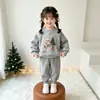Conjunto de forro polar para niña, nueva colección otoño/invierno, conjunto de sudadera y pantalón con estampado navideño de dibujos animados, conjunto casual de forro polar para niños