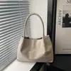 Bolsa de Ombro Versátil Cor Sólida Lacada com Design de Alto Padrão em Couro Japonês e Coreano 2025 para o Trabalho, Bolsa Tote Simples de Nicho