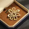 Broche de Flor con Diamantes de Color AB y Pedrería de Nuevo Estilo con un Toque de Lujo, Pin de Flor Pequeña Hueca con Perla, Accesorio de Ropa para Mujer