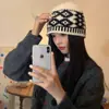 Sombrero Cubo de Cuadros de Diamantes Retro Coreano para Mujer Otoño/Invierno Hace que la Cara se Vea Más Pequeña Versátil Bloque de Color Circunferencia de Cabeza Grande Sombrero de Lana Tejido