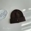 Chapéu de Lã Estilo Coreano com Bordado de Letra, Furos Pequenos, Rua Personalizada, Novo Chapéu Versátil de Outono e Inverno, Chapéu de Tricô Quente