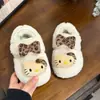 Zapatos Cálidos de Peluche Estilo Coreano para Niñas Tallas Grandes 2025 Nuevo Estilo Invierno Niña Zapatos de Algodón KT Cat Bebé Antideslizantes Chanclas Birkenstock