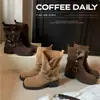 Botas de cavaleiro femininas estilo Grape Mom, com 6 cm de altura, salto grosso, sola grossa e detalhes de fivela em couro, no estilo de bota curta