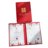 Invitación de boda plegada con carácter "doble felicidad" repujado en oro rojo y diseño de rosas, Invitación de boda combinada china y occidental, Invitación de boda estilo chino