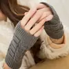 Nuevos Guantes Deportivos Cortos de Punto Cálido al por Mayor en Stock Otoño e Invierno Coreanos Sin Dedos Medio Dedo Figura de Ocho Retorcida Guantes al por Mayor