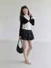 Camiseta feminina estilo coreano hot girl com estampa de bolinhas, gola halter com amarração, falso duas peças, decote V, manga longa curta, outono 2026, slim fit