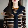 Conjunto de duas peças com um xale, top de tricô listrado estiloso para mulheres, novidade Outono/Inverno 2026, elegante e moderno, top de tricô da moda