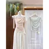 Estilo de Verão de Ruoxin, Top Decotado Juvenil e Elegante, Adequado para Ilhas do Sudeste Asiático, com Estilo Maduro e Aplicação de Renda, Apresentando um Decote Drapeado