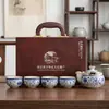 Conjunto de Chá Azul e Branco com Padrão de Lótus da Fornalha Ru com Uma Bule e Quatro Xícaras, Conjunto de Chá Kung Fu para Uso Doméstico, Caixa de Presente Banhada a Prata, Logotipo Personalizável