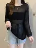 Blusa de Tricô com Manga Longa, Decote de um Ombro e Recortes, Estilo Férias, Camisa Cover-Up Feminina com Caimento Solto e Proteção Solar