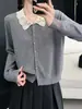 Suéter feminino de lã fiada fina para primavera e outono, com gola delicada em tricô vazado, design vazado primorosamente trabalhado e textura de lã refinada, perfeito para um look de trabalho chique e elegante