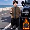 Chaqueta Gruesa de Otoño e Invierno para Niños 2026 Nuevo Estilo Guapo Elegante Ropa de Invierno para Bebés Niños Pequeños Acolchado de Algodón Cálido