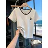 Camiseta Feminina Manga Curta Gola V em Algodão Puro com Bloqueio de Cor no Ombro Direito, Nova Moda Estilo Coreano 2026, Top Versátil para Primavera, Verão e Outono