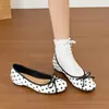 Zapatos de mujer de estilo francés con lunares y lazo, punta redonda, que aumentan la altura, nuevos y versátiles zapatos de ballet primavera-verano 2026, zapatos de mujer de talla grande