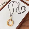 Collar geométrico de madera marrón minimalista, colgante artístico de cuentas de madera tejidas con ratán, cadena para suéter, gargantilla de bellota
