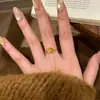 Anillo de Flor de Rosa Cepillada Dorada con Pedrería para Mujer Diseño de Nicho ins Versátil Sensación de Alta Gama Retro Lujo Ligero Anillo para Dedo Índice