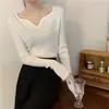 Suéter de manga comprida nicho com senso de design doce para mulheres, outono e inverno, caimento justo, afina a silhueta, gola V interna, blusa de base pullover