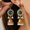 Campanilla de viento étnica transfronteriza, pendientes de diamante y perla para mujer, pendientes de botón versátiles retro de lujo ligero, pendientes de borla huecos de moda