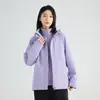 Jaqueta feminina três em um à prova de chuva, padrão nacional, com forro removível, durável e respirável, adequada para montanhismo, disponível para compra em grupo como vestuário de trabalho