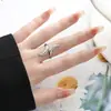 Anel Aberto com Design de Nicho Interessante Feito de Aço Inoxidável, Anel para Dedo Indicador com um Toque de Luxo Leve, Moderno e Fashion, Acessório Versátil Estilo Coreano