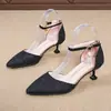 Zapatos de tacón medio de una sola tira, nuevo estilo verano 2026, puntera cerrada, sandalias de una tira con hebilla, tacones de aguja puntiagudos versátiles con lentejuelas para mujer