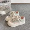Tênis Brancos Populares Estilo Estudante com Solado Grosso para Mulheres, Novos Sapatos Versáteis Chiques Verão 2026, Sapatos Casuais de Plataforma