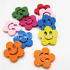 Venta directa botón de madera de caricatura sonriente botón de ciruelo de madera de colores botón sonriente