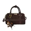 Bolsa de mão estilosa para mulheres, nova coleção 2026, apresentando material texturizado em camurça sintética, design de bolsa de ombro, bolsa em formato de almofada e bolsa Boston transversal patchwork