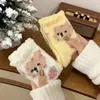 Calcetines de felpa lindos para otoño e invierno, estilo dulce de coral, engrosados con forro polar, diseño de oso fresa, calcetines cálidos para dormir con un ambiente juvenil, longitud hasta la mitad de la pantorrilla