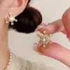 Pendientes de Botón Exquisitos de Moda Versátiles con Perlas y Copos de Nieve Completamente Incrustados de Diamantes para Mujer Elegantes de Lujo Ligero de Gama Alta Súper Brillantes Venta al por Mayor