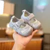Novos Sapatos de Couro para Bebê Primavera 2026 Tênis Respiráveis de Malha para Meninos Sapatos de Treinamento Versáteis da Moda para Meninas