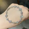 Pulsera Redonda Geométrica de Circonita Color Café Dorado Lujo Ligero para Mujer Atmósfera de Alta Gama Pulsera de Trébol de Cuatro Hojas Pulsera de Celebridad de Internet Joyería de Mano de Celebridad de Internet