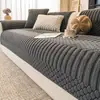 Cojín de sofá de felpa color crema invierno 2026 nuevo forma irregular cojín de asiento antideslizante resistente a los arañazos de gato funda de tela de una pieza toalla al por mayor