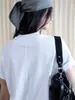 A nova coleção de outono da Loufu apresenta uma camiseta básica branca de manga curta com gola redonda, simples e estilosa, um top amigo da pele para mulheres