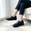 Sapatos de atacado transfronteiriços para mães de meia-idade e idosas, novo estilo outono 2026, sapatos femininos de couro, sola macia, confortáveis, slip-on, sapatos de couro antiderrapantes